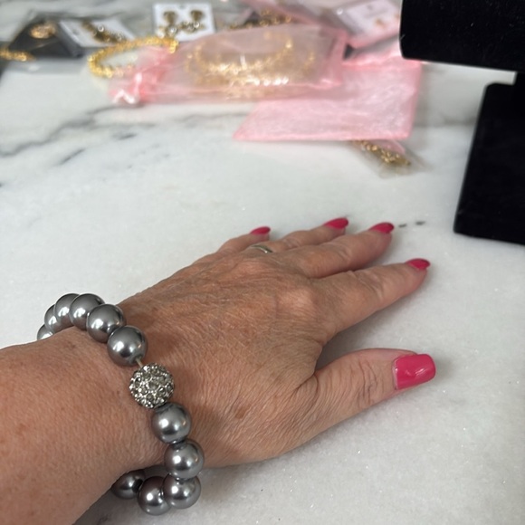 EUC BRACELET Gray Pearls with studded Accent Pearl. Large -Xl. Stretchy Highend - Picture 5 of 5